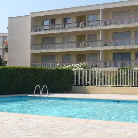 2 Pieces Avec Piscine, Tennis, Petanque Et Parking A 2 Pas De La - - Fr-1-251-457 * Le Lavandou