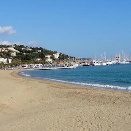 2 Pieces Avec Piscine, Tennis, Petanque Et Parking A 2 Pas De La - - Fr-1-251-457 * Le Lavandou
