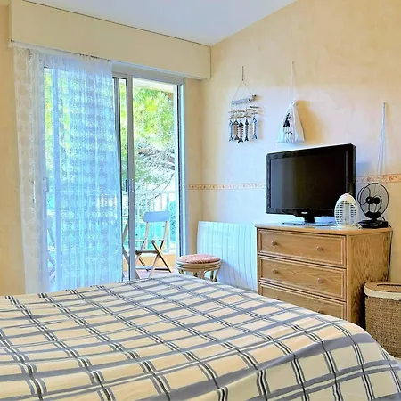 2 Pieces Avec Piscine, Tennis, Petanque Et Parking A 2 Pas De La - - Fr-1-251-457 * Le Lavandou